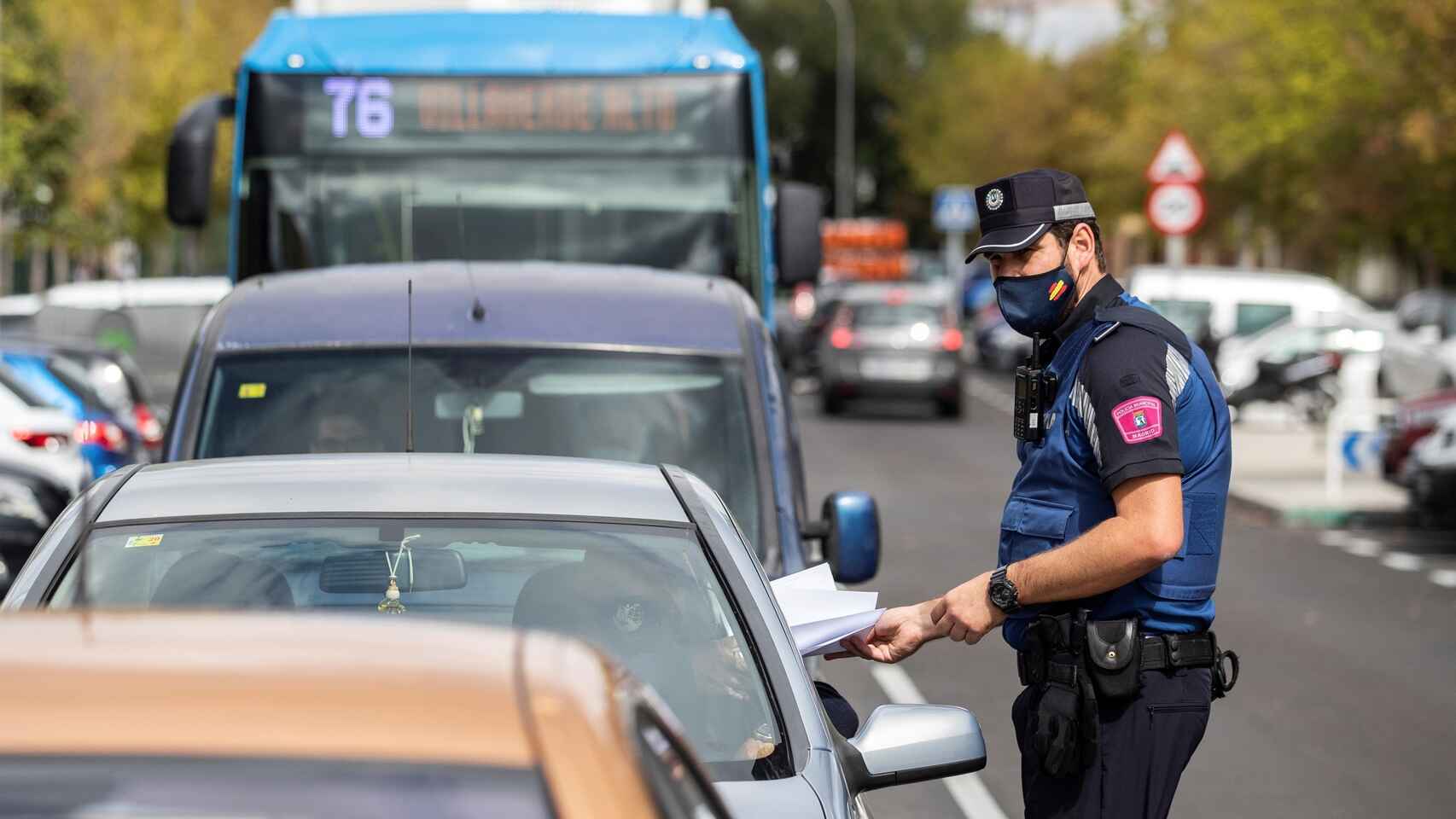 Policía Local de Madrid haciendo controles por la Covid.