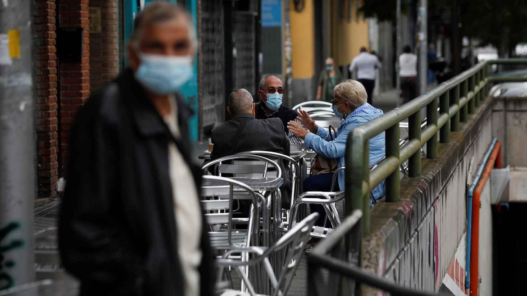 Vecinos de Carabanchel sentados en la terraza de un bar de su barrio.