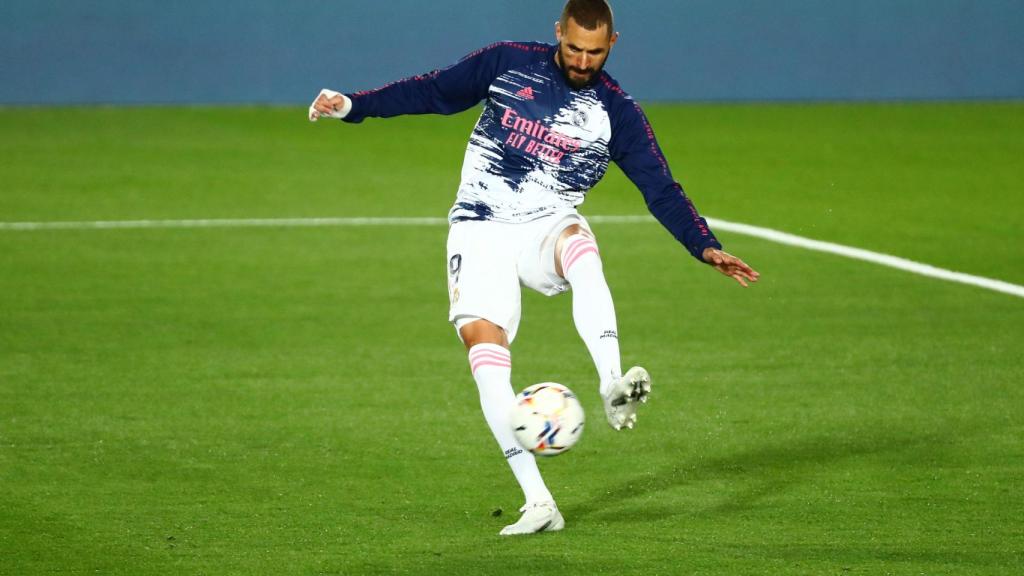 Karim Benzema, durante el calentamiento previo al encuentro frente al Real Valladolid