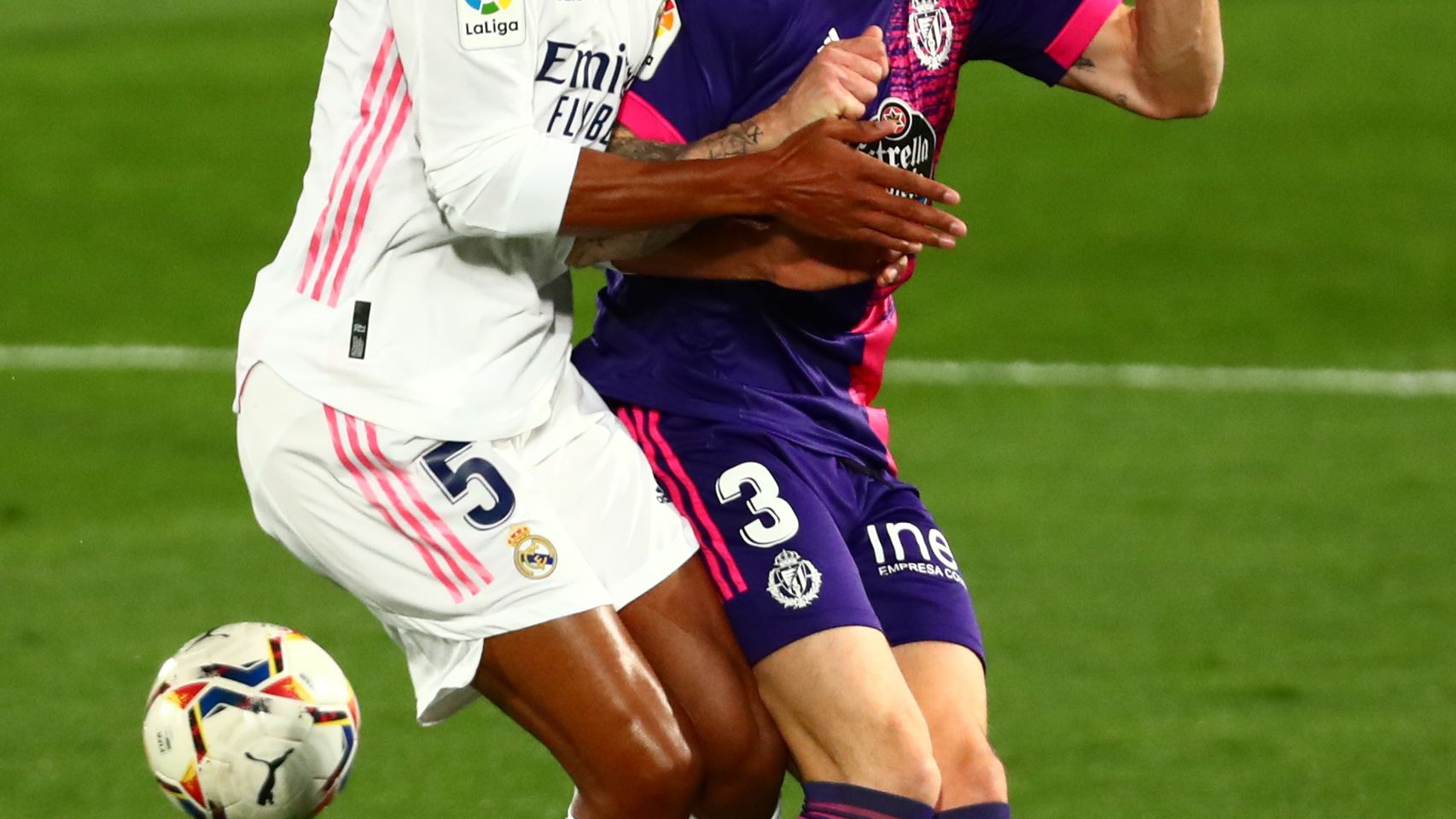 Raphael Varane choca con Raul Garcia