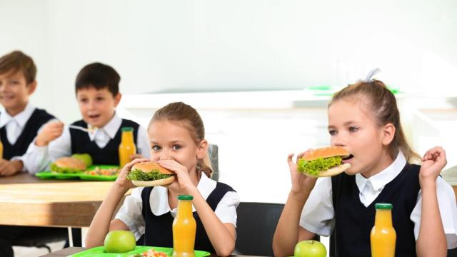 niños niñas comedor