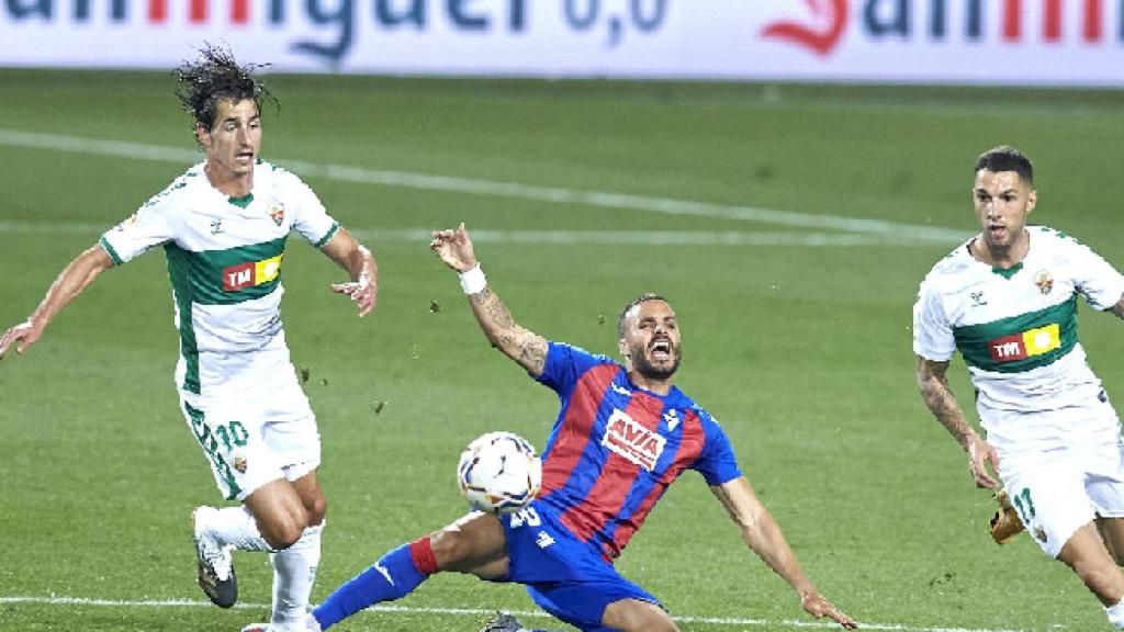 Jugadores de Eibar y Elche pelean un balón