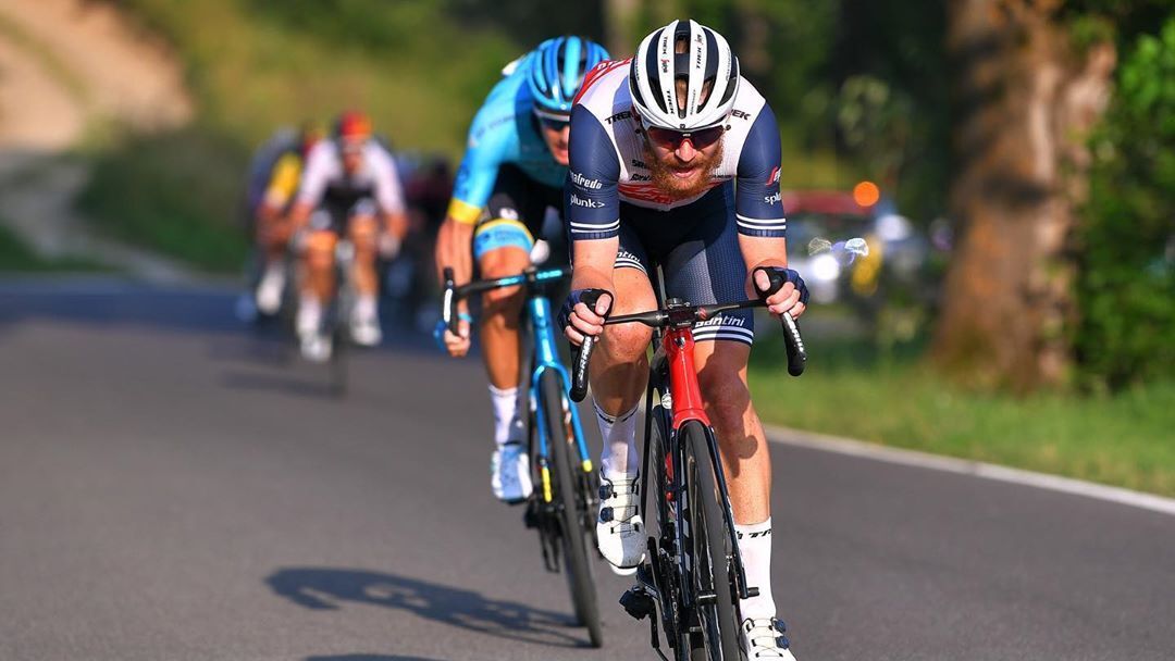 Quinn Simmons durante una carrera con el Trek Segafredo