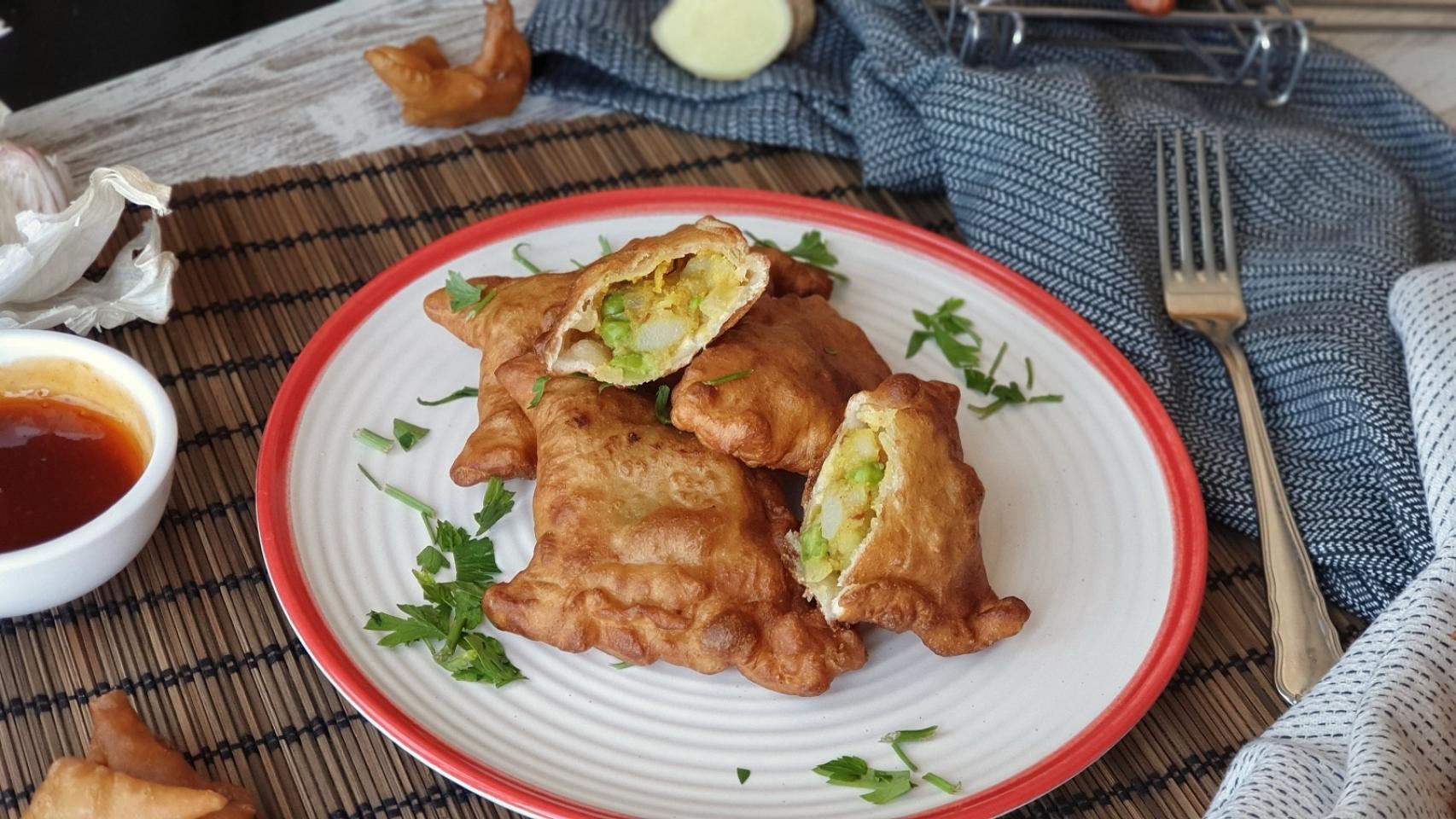 Empanadillas de patata, guisantes y curry, receta de samosas indias