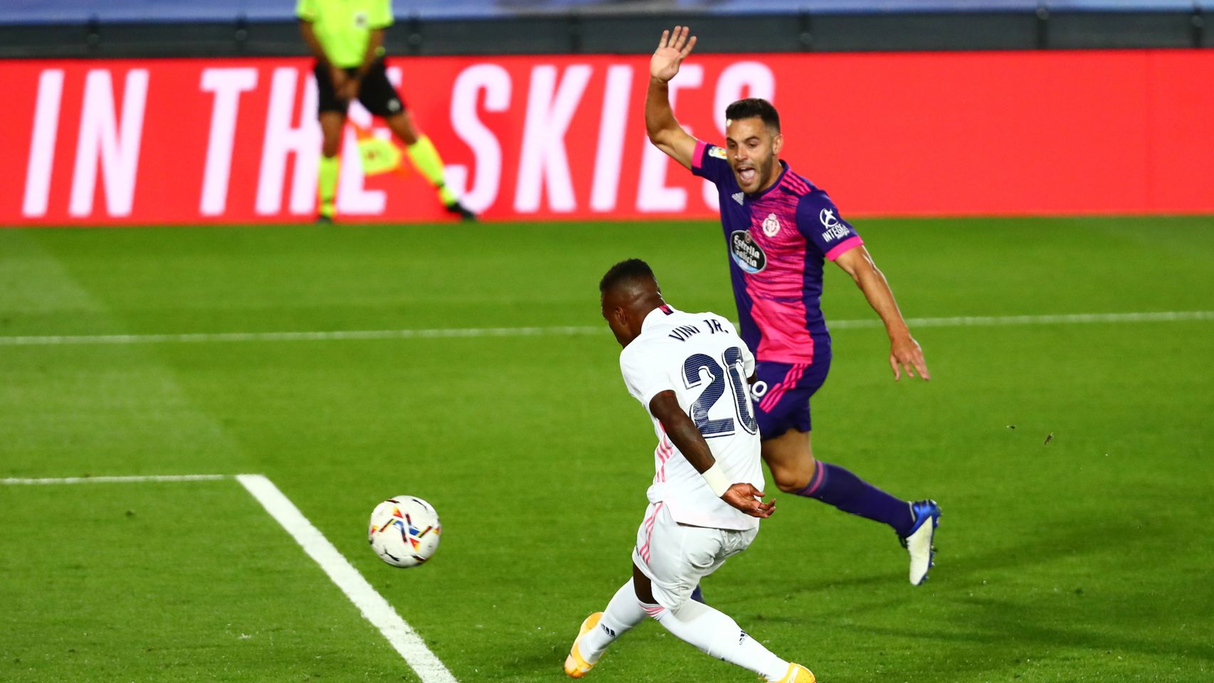 Vinicius Jr dispara el balón dentro de la portería del Real Valladolid