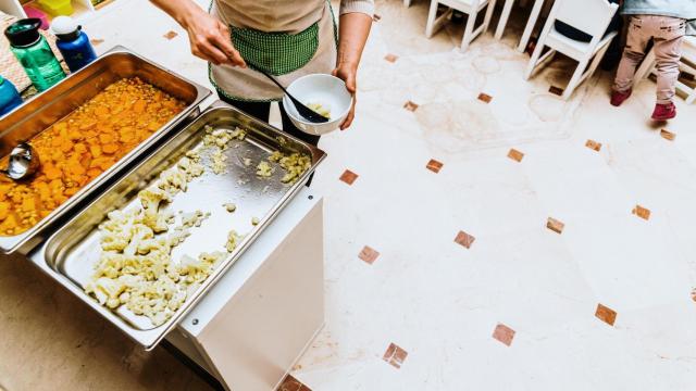Padres del CEIP Pedrouzos de A Coruña culpan a Educación de excluir a familias del comedor