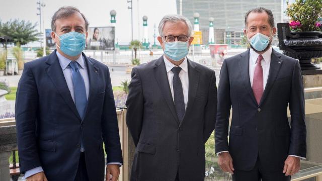 De izquierda a derecha, el consejero delegado de ABANCA, Francisco Botas, el CEO adjunto de Crédit Agricole, Xavier Musca, y el presidente de ABANCA, Juan Carlos Escotet Rodríguez