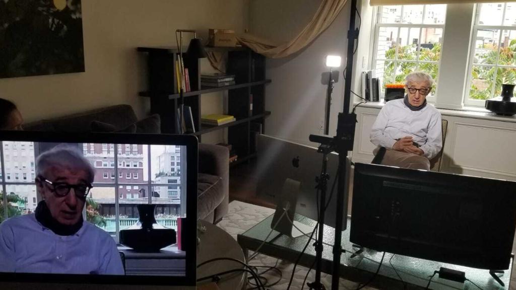 Woody Allen y las bambalinas de la suite donde atendió a la prensa.