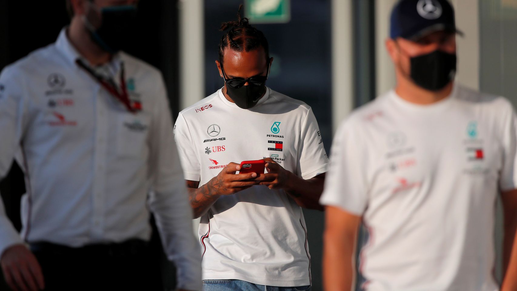 Hamilton junto a gente del equipo Mercedes en el paddock