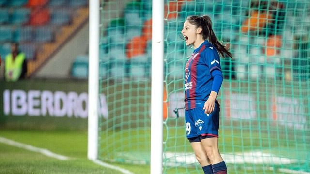 Esther González en un partido con el Levante UD Femenino