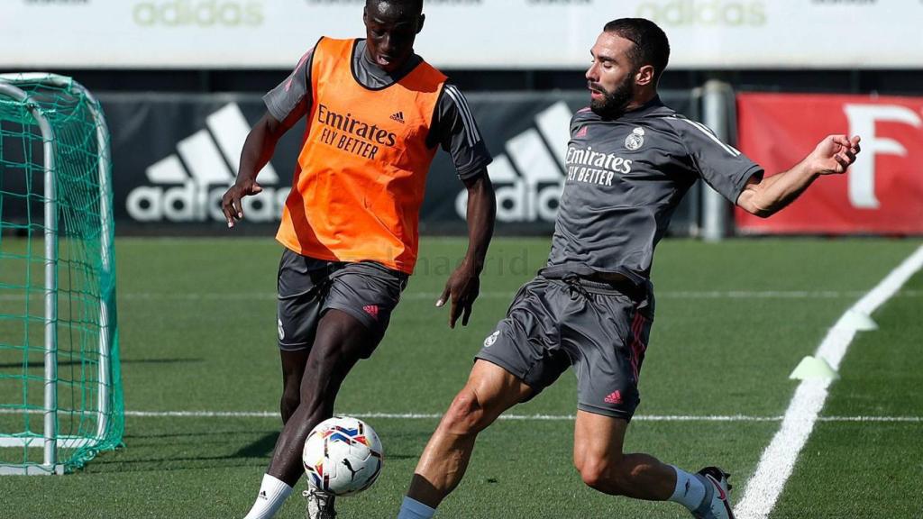 Dani Carvajal intenta robar el esférico a Mendy