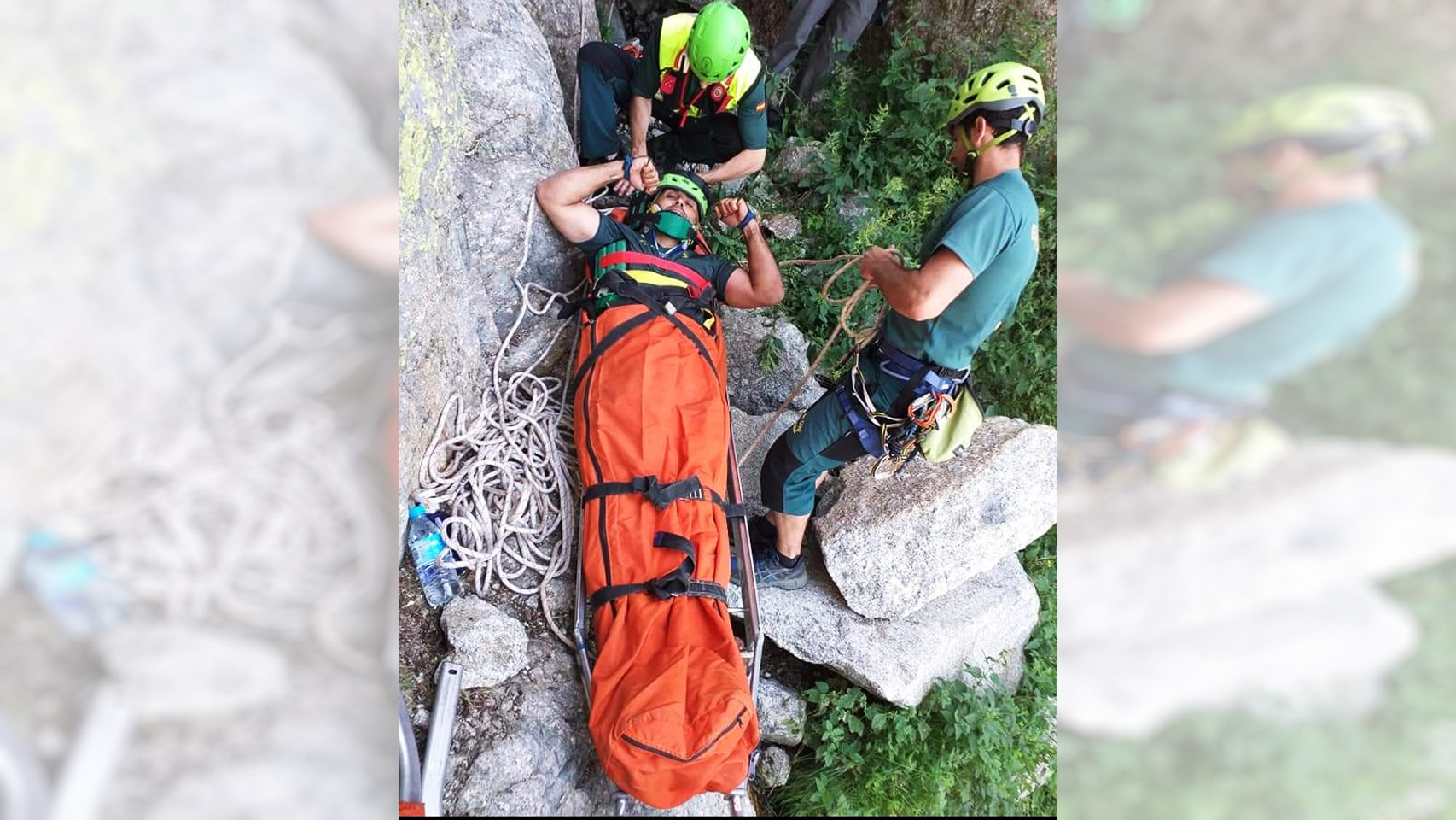 Álvaro en el momento en el que sus compañeros le rescatan.