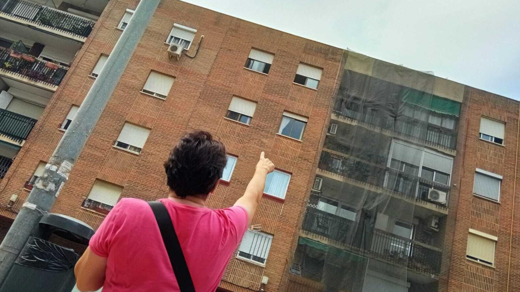 Una vecina señala el piso que la Generalitat arrebató a Carmen mediante tanteo.