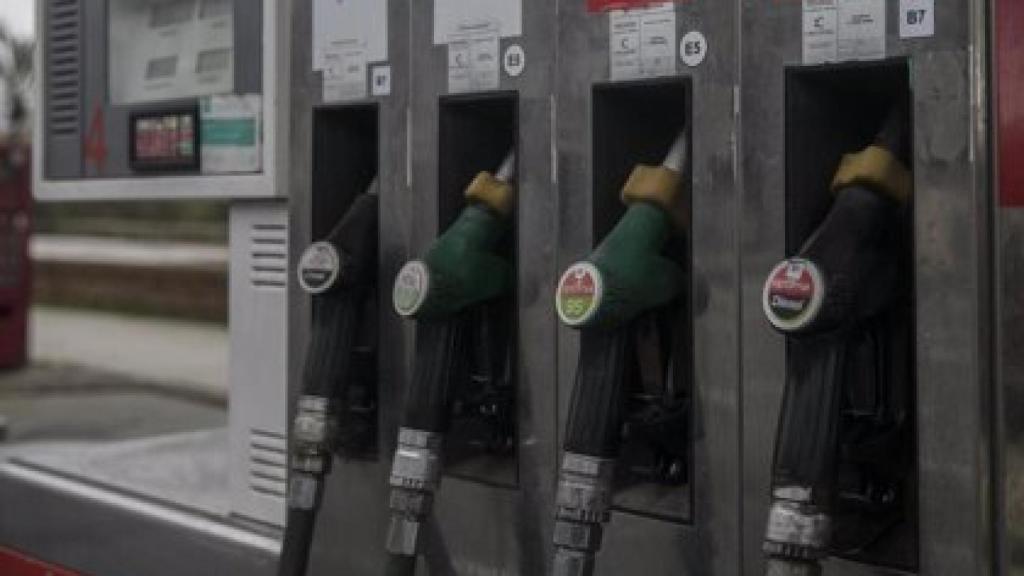 Mangueras en una gasolinera.
