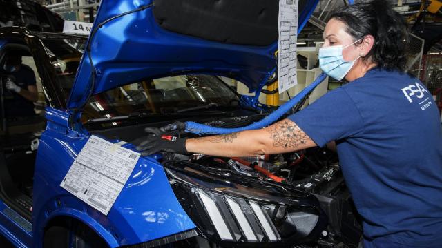 Imagen de una línea de montaje en PSA Vigo.