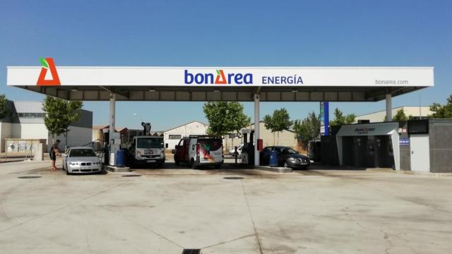 Llenar el depósito en una gasolinera de supermercados y 'low cost' es al menos un 10% más barato