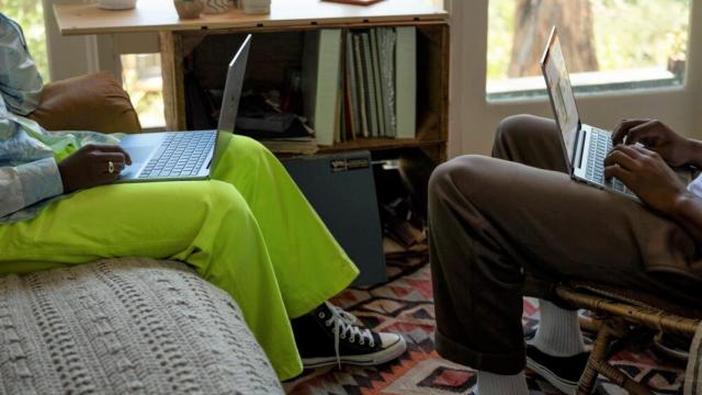 Dos personas con sus portátiles.