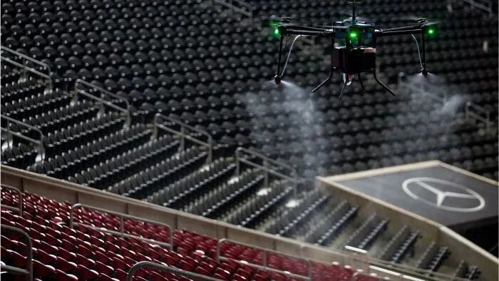 Dron desinfectando un estadio.