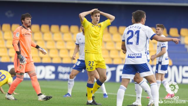 Un jugador del Alcorcón se lamenta en el partido frente al Zaragoza