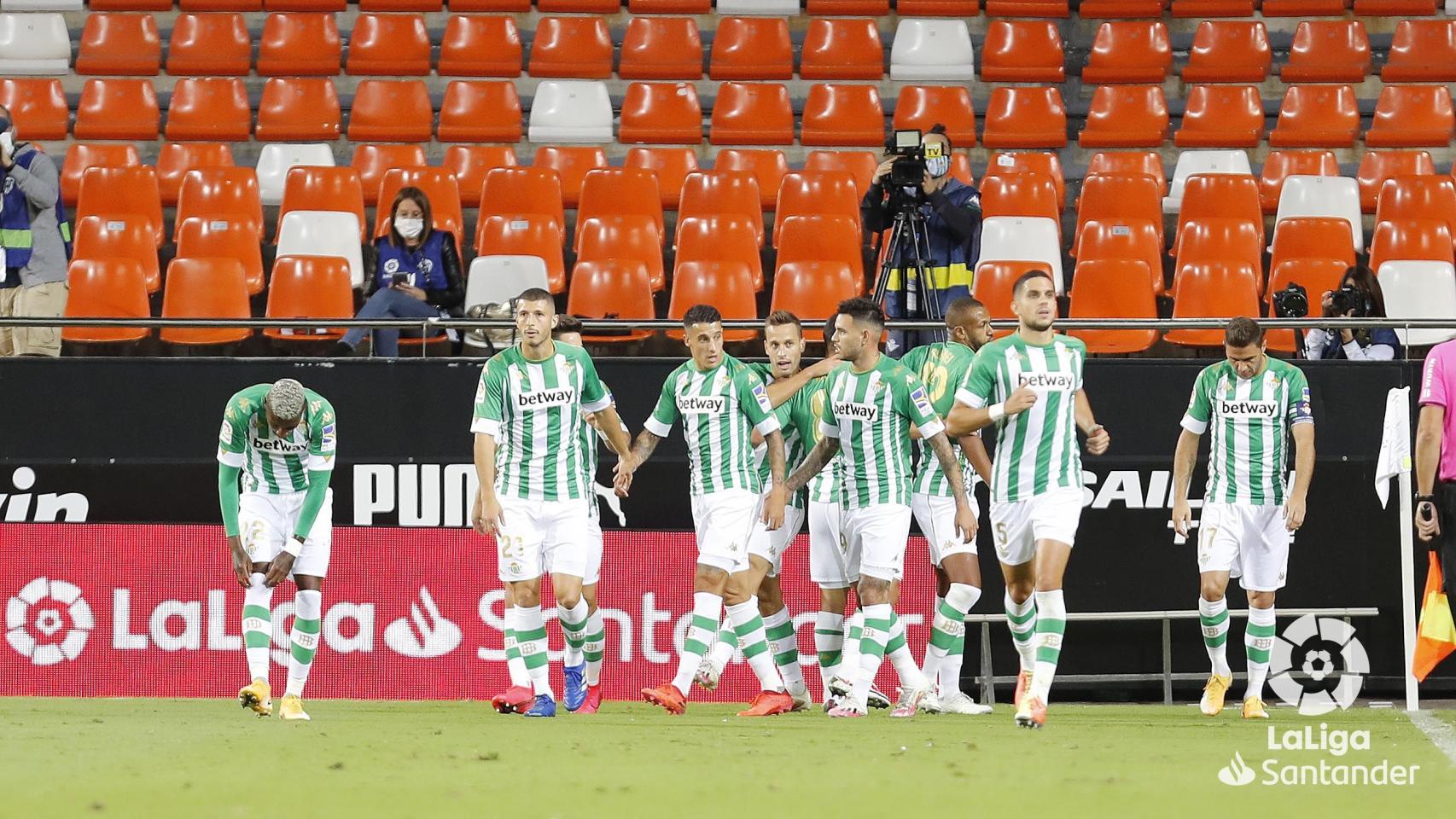 Los jugadores del Betis celebran el gol de Canales