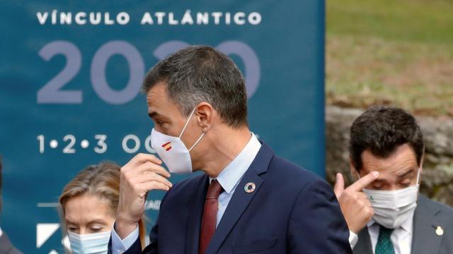 Pedro Sánchez, junto a Ana Pastor y Juanma Moreno, a su llegada a la clausura del Foro La Toja 2020.