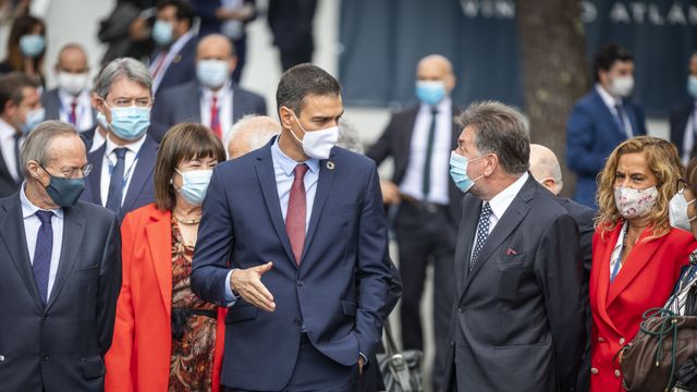 Pedro Sánchez conversando con Amancio López, presidente del Grupo Hotusa, en el Foro La Toja.