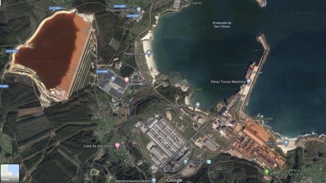 Laguna de lodos rojos en la fábrica de aluminio de Alcoa en Lugo