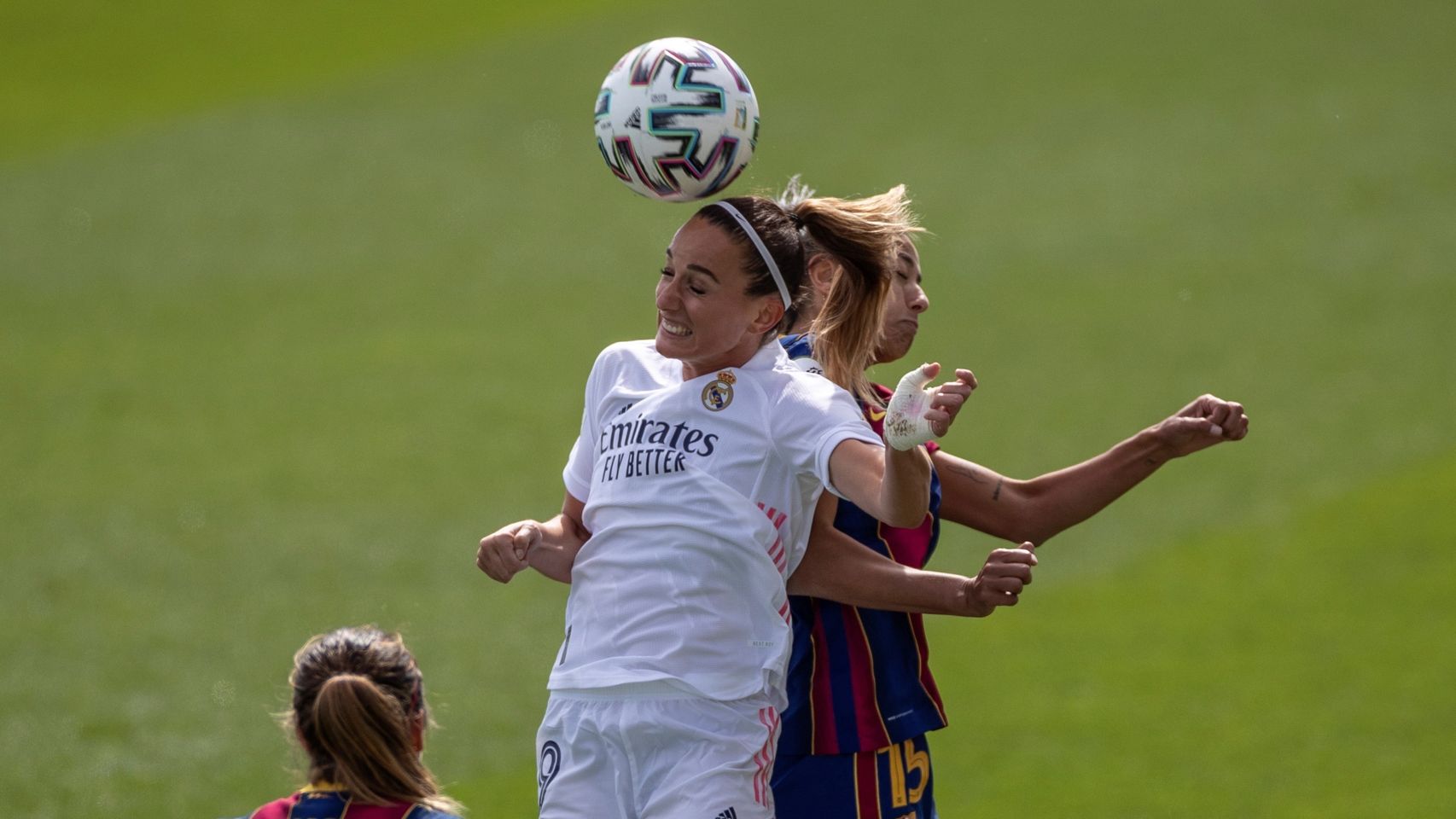 Kosovare Asllani y Leila Ouahabi, durante el Real Madrid Femenino - FC Barcelona Femenino