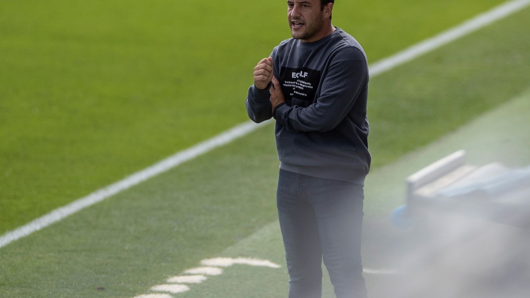 Lluís Cortés, entrenador del FC Barcelona Femenino, durante el choque frente al Real Madrid Femenino