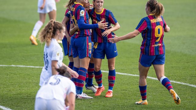 Las jugadoras del FC Barcelona celebran el primer gol en un Clásico femenino, de Patri Guijarro