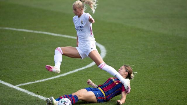 Sofia Jakobsson salta por encima de una jugadora del Barça en El Clásico
