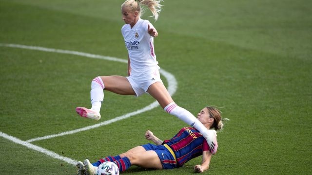 Sofia Jakobsson salta por encima de una jugadora del Barça en El Clásico