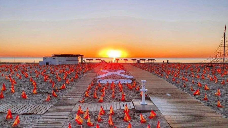 La playa de la Patacona con las banderas de España.