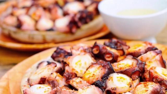 Raciones de pulpo a la gallega