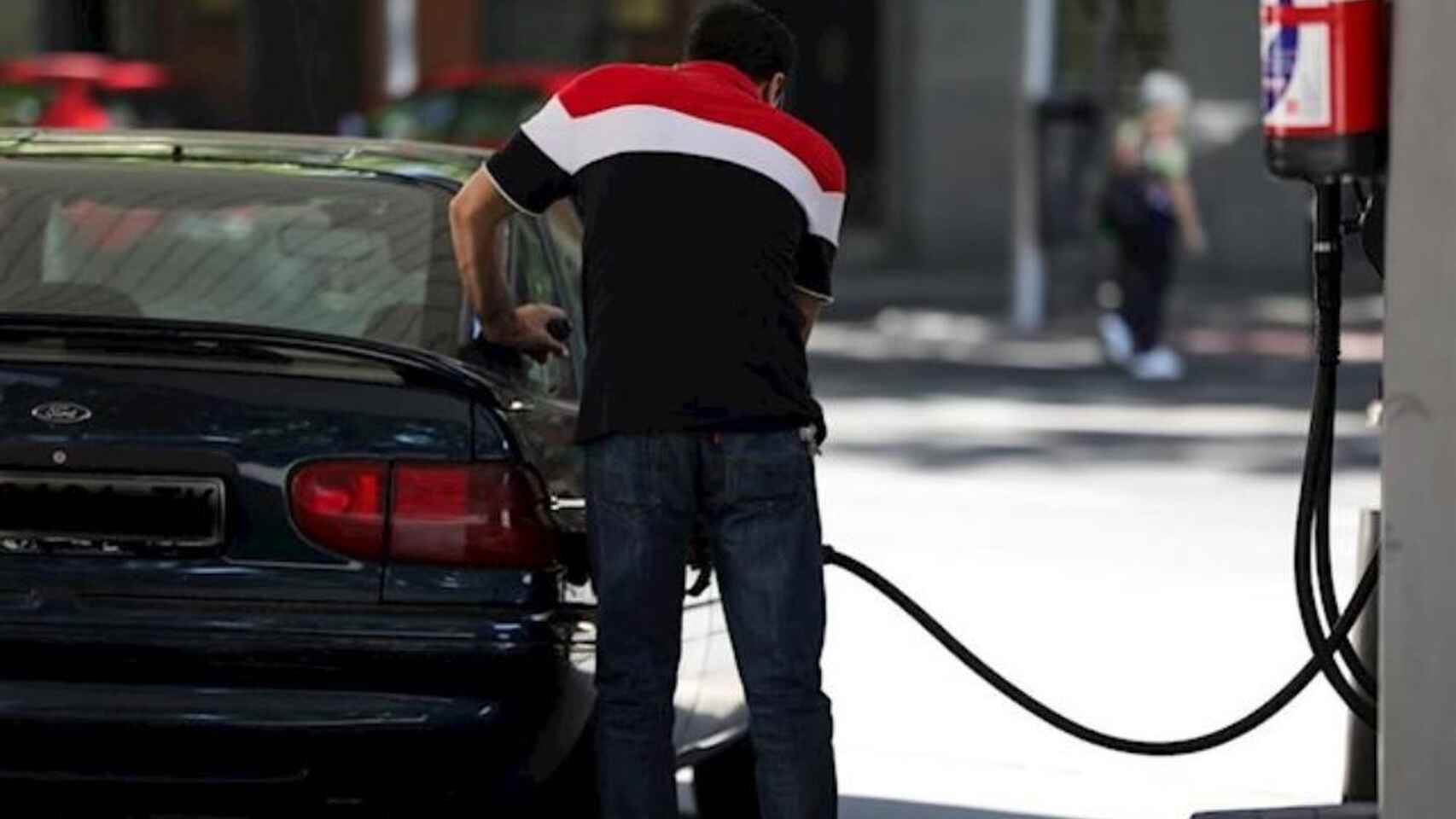 Un usuario repostando su automóvil.