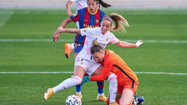 Kosovare Asllani marcando el gol en El Clásico que fue mal anulado