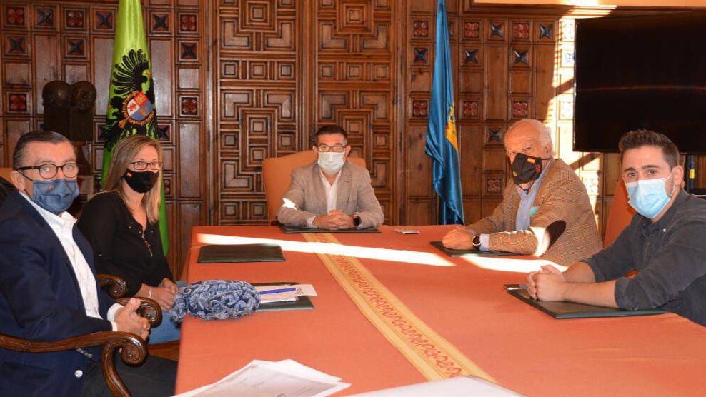 El vicepresidente de Asuntos Generales, Empleo, Deportes y Promoción Turística de la Diputación de Toledo, Fernando Muñoz, reunido con la nueva presidenta de la Asociación Cultural Taurina “Escuela de Toledo”, Maribel Serrano