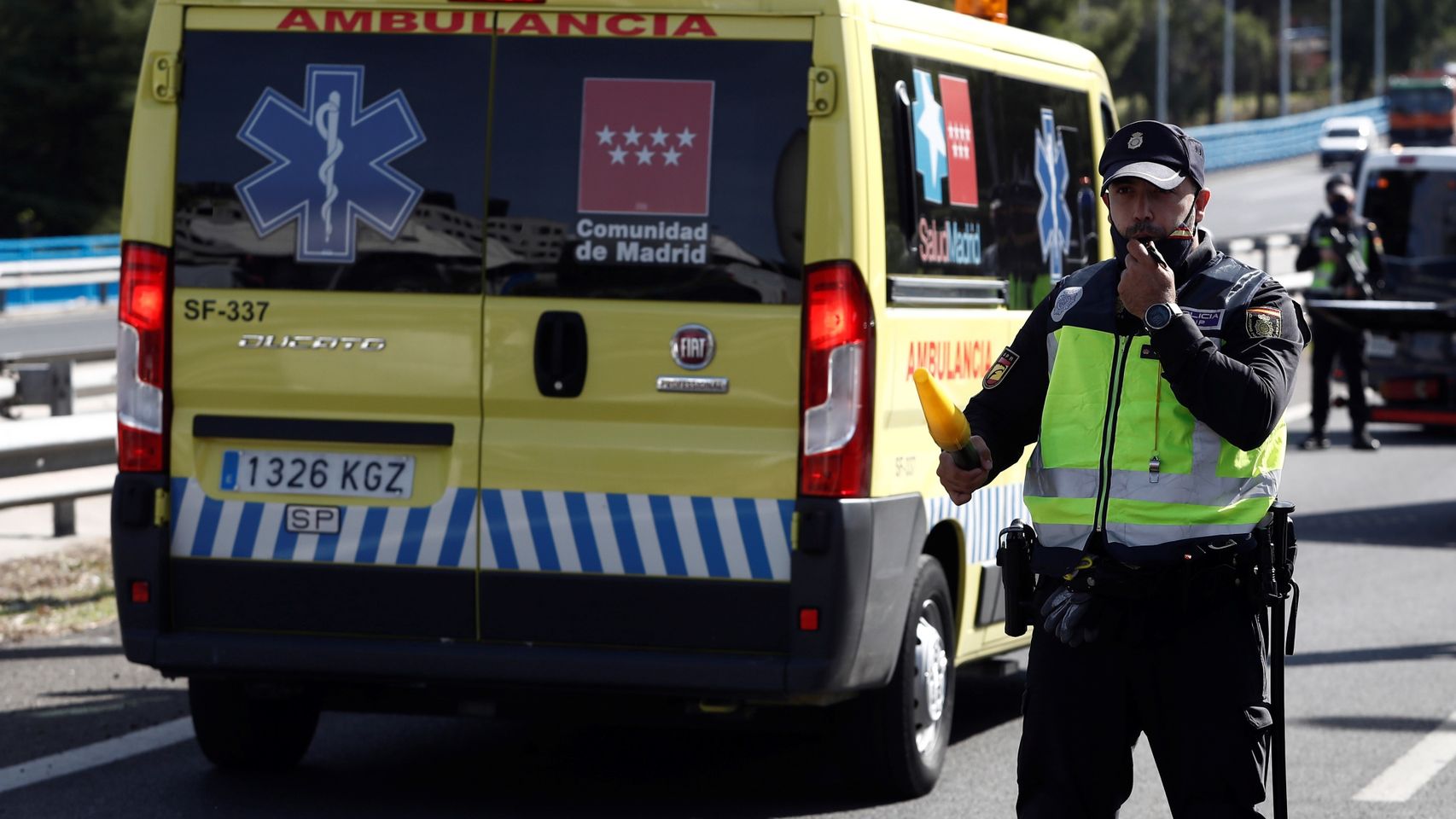 Control policial en el acceso a capital por la A-6 este lunes, primer día laborable de las nuevas restricciones establecidas en Madrid capital.