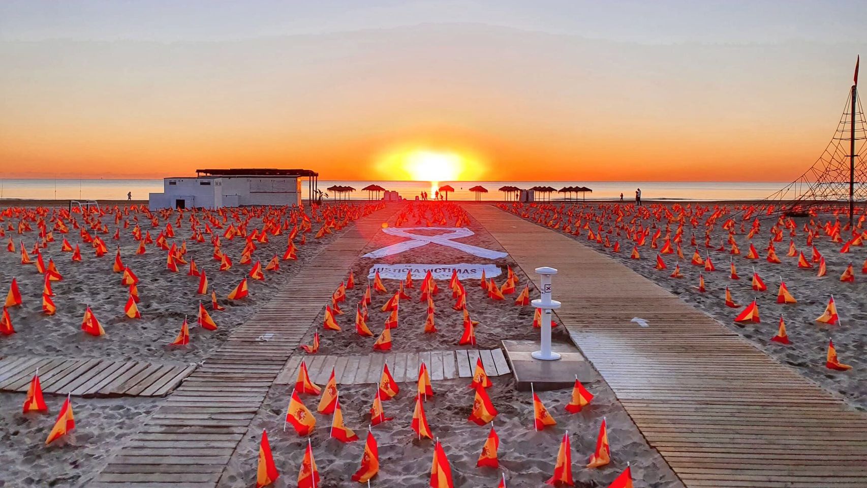 Banderas colocadas por Anvac en la playa de la Patacona.