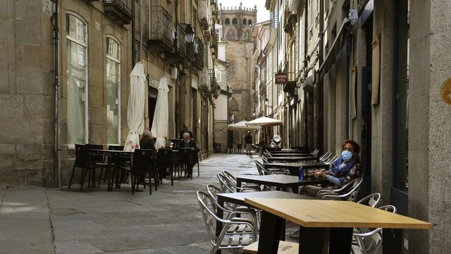 Una mujer en una terraza del barrio de O Couto.
