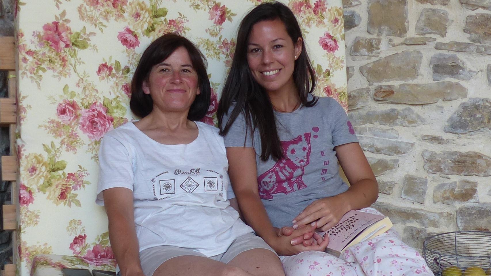 Sonia (izquierda), la mujer fallecida en Burgos por cáncer de colón, posando junto a su hermana Lydia.