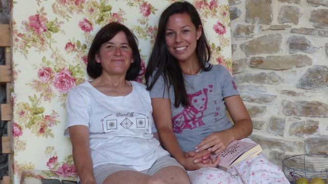 Sonia (izquierda), la mujer fallecida en Burgos por cáncer de colón, posando junto a su hermana Lydia.