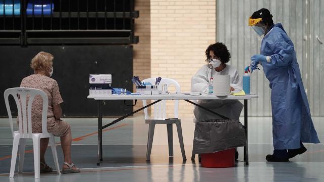Un sanitario realiza test de antígenos en un cribado.