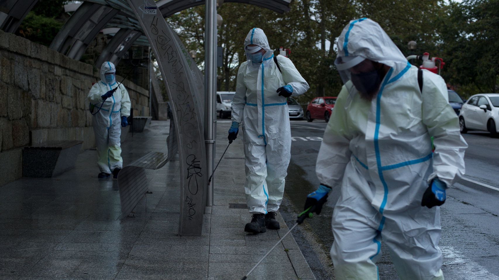 Unos operarios municipales realizan labores de desinfección en una calle de Orense este martes.