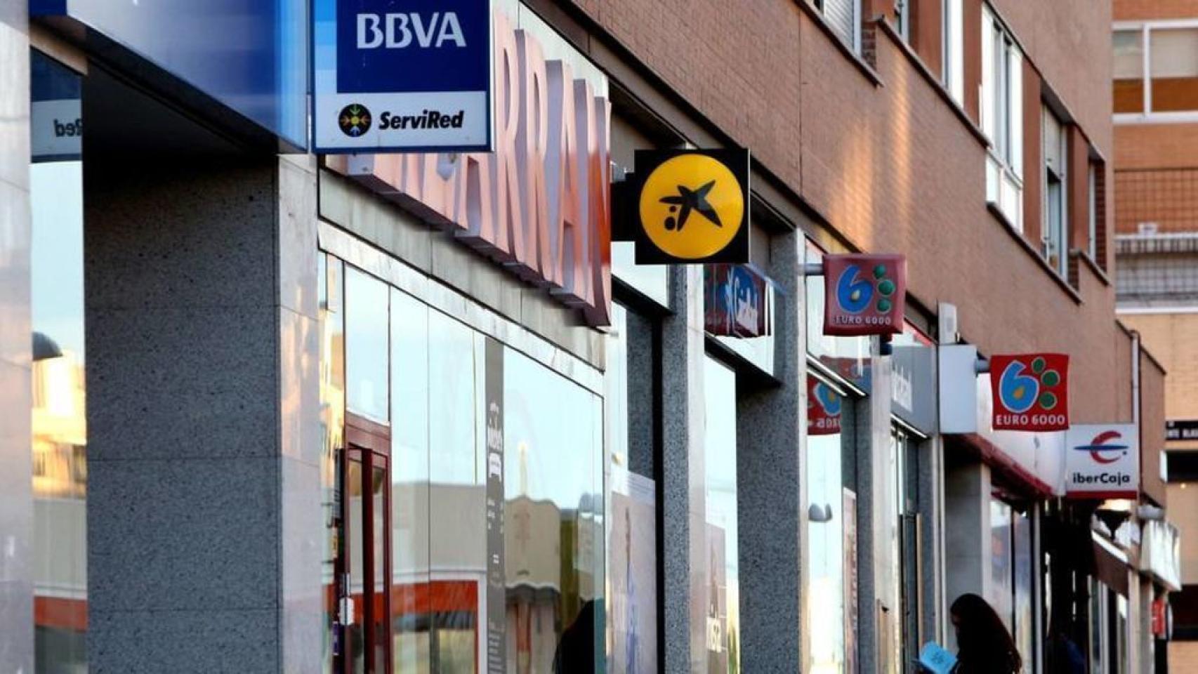 Imagen de varias oficinas bancarias en una misma calle.
