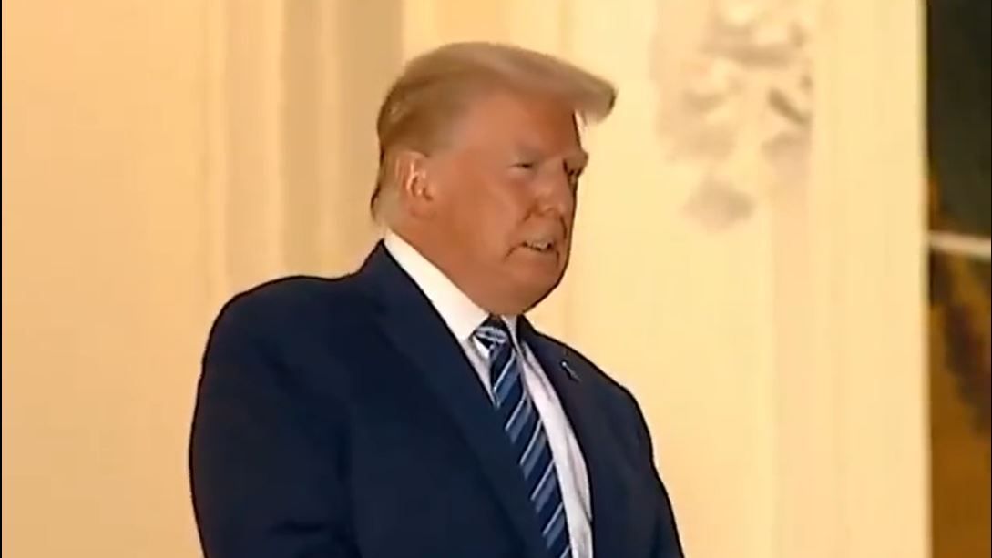 Una imagen del vídeo en el que Trump parece tener dificultades respiratorias.