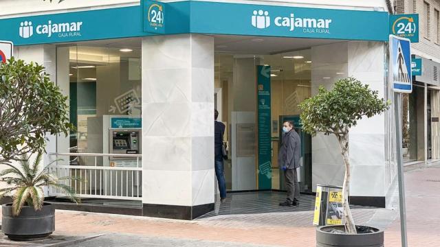 Un cliente entra en una oficina de Cajamar en Motril durante el estado de alarma por la Covid-19.