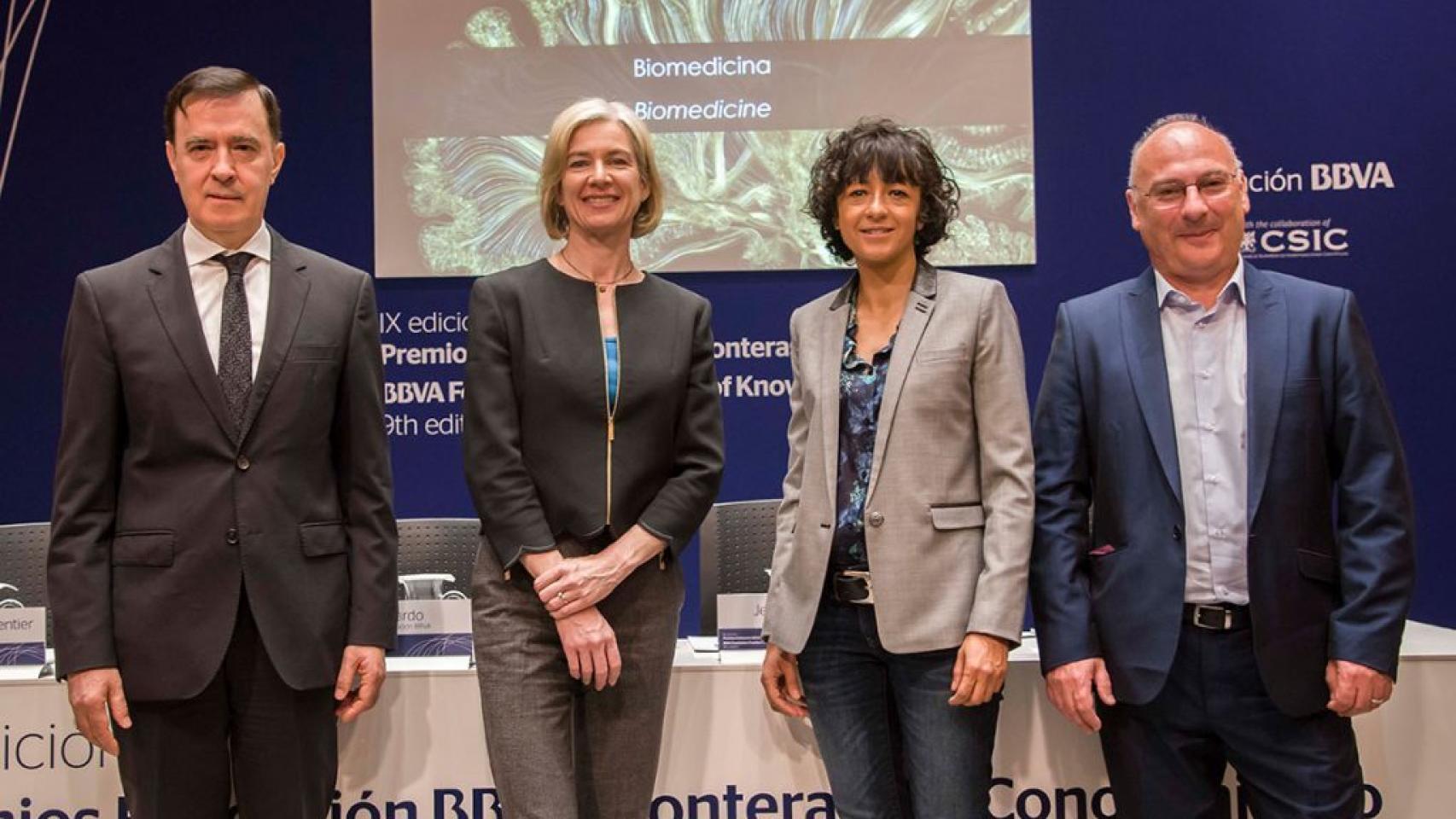 Las dos premiadas junto a Francis Mogica cuando recibieron el premio Fronteras del Conocimiento.
