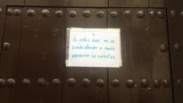 Cartel que se puede leer en la puerta del Convento de las Hermanas de la Cruz de Sevilla.