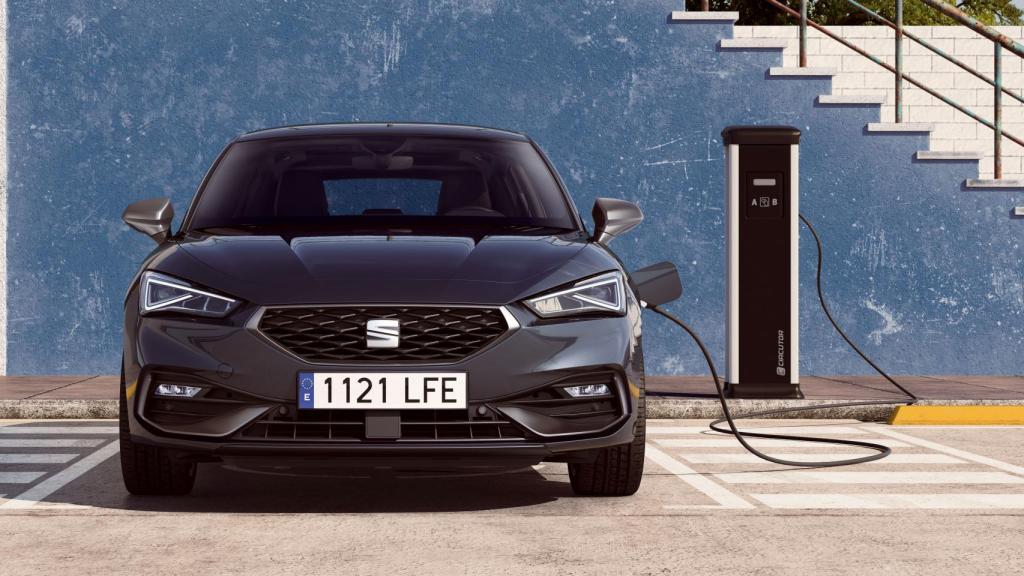 Cuenta con un sistema de propulsión (eléctrico y combustión) de 204 CV.